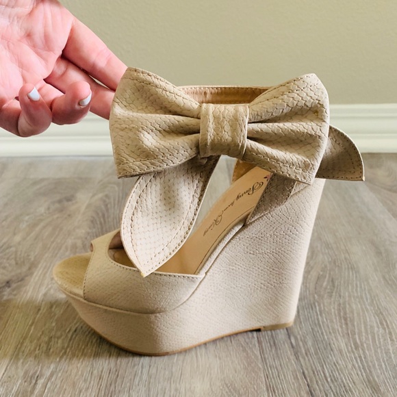 Penny loves Kenny wedges. - Picture 1 of 6